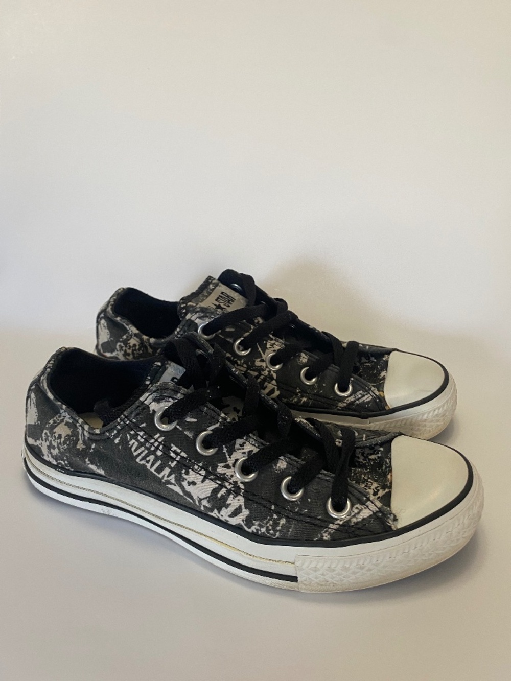 Converse All Stars in Black & White - Women's size 6 / Men's 4